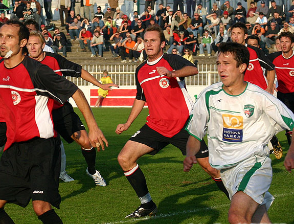 Kapitán Kolíňan, Peter Dobiáš (v strede) pred 11 rokmi bojoval v močenskom drese o postup do 1. ligy!