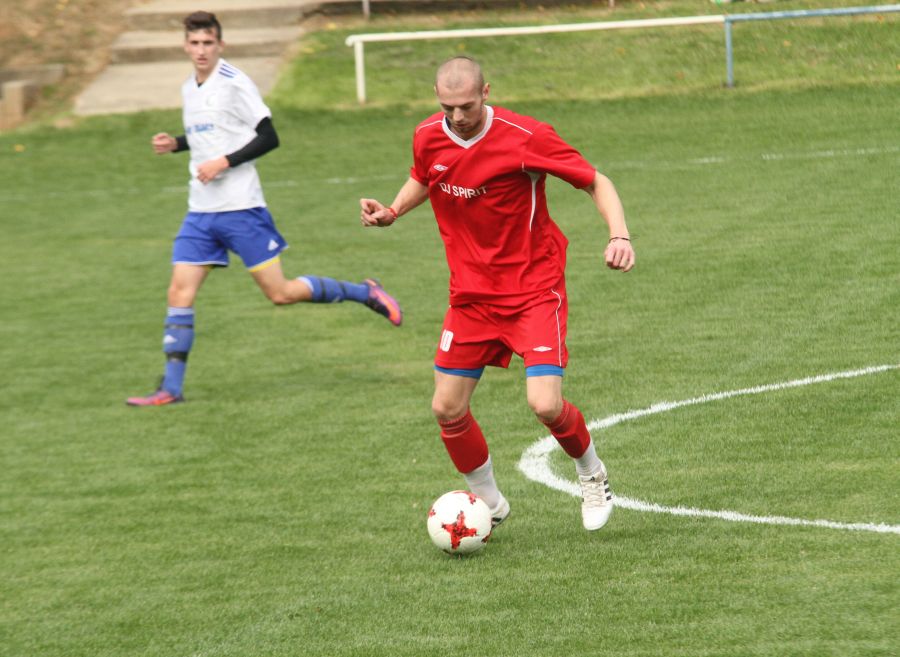 Defenzívne problémy bude robiť domácim v strede poľa rýchlonohý Sperka.